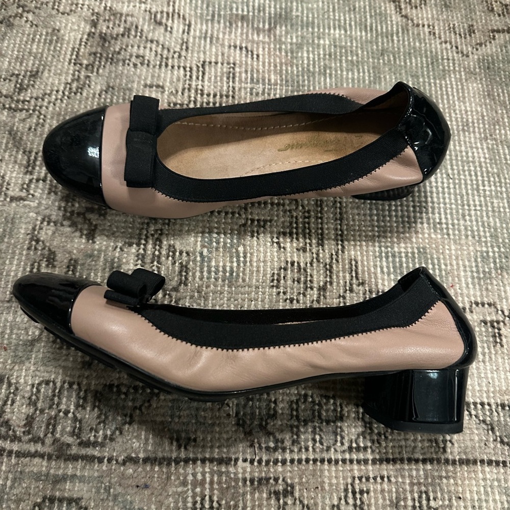 Salvatore Ferragamo Beige and Black Block Flats with Bows EUC 7.5 - Picture 5 of 9